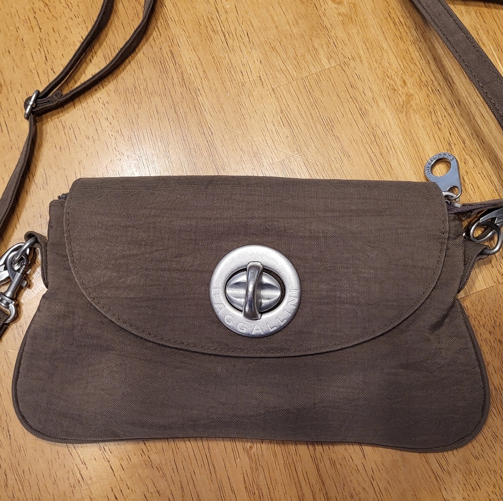 Baggallini Taupe Turn Lock Wristlet